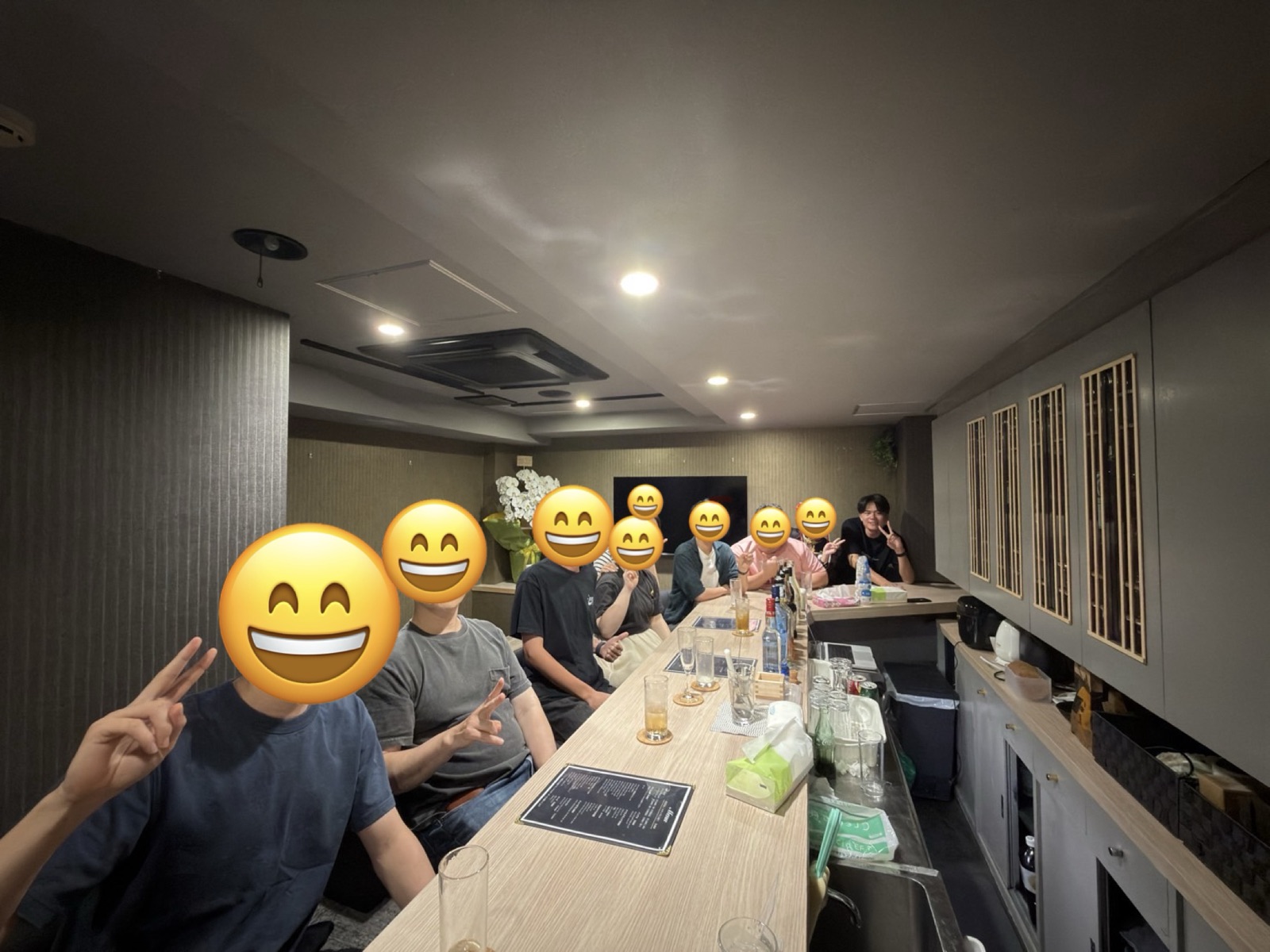 エデン神戸の店内。カウンターにお客さんが並んでいる様子